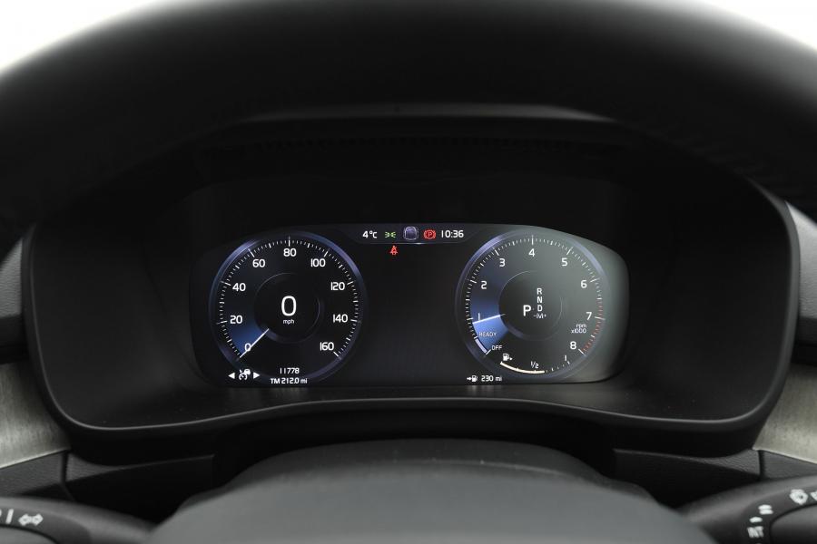 Панель приборов Volvo XC40 T4 Inscription 2018 года  (UK) (фото 4 из 15)